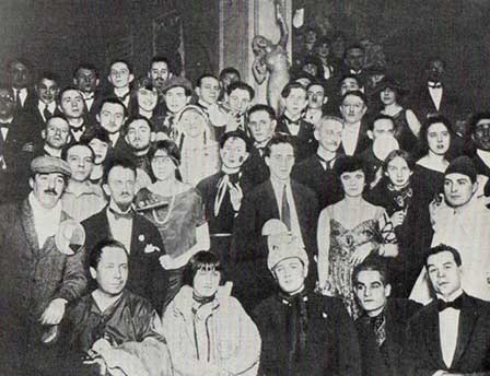 ლ. გუდიაშვილი (პირველ რიგში, მარჯვნიდან მეორე) და ფ. ლეჟე (დგას მარცხნიდან პირველი).მეჯლისი მონპარნასზე. პარიზი. 1923